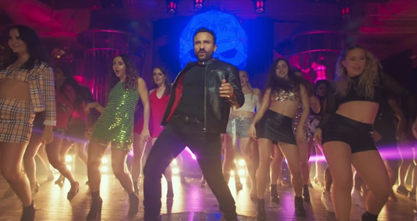 Jawaani Jaaneman में अपने ही गाने के रिक्रिएशन में धमाल मचाते दिखे सैफ अली खान Jawaani Jaaneman में अपने ही गाने के रिक्रिएशन में धमाल मचाते दिखे सैफ अली खान